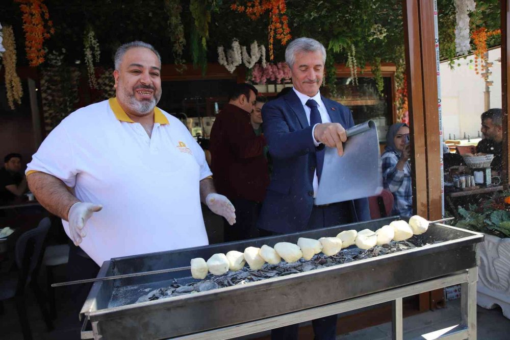 Gaziantep’te lezzet festivali! Türkiye'nin en büyük peynir kebabı ve katmeri ilgi gördü