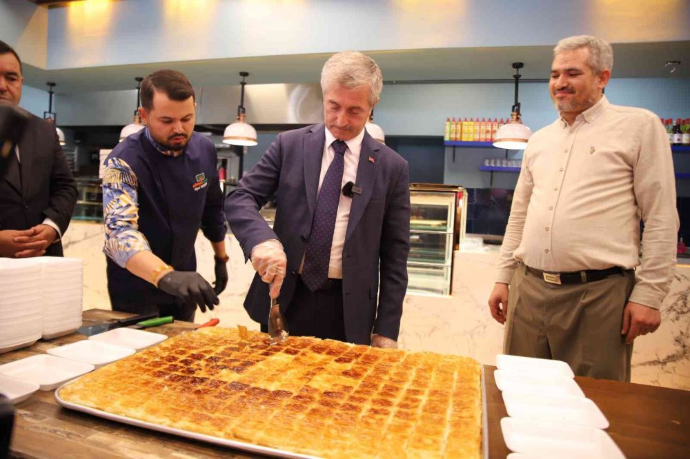 Gaziantep’te lezzet festivali! Türkiye'nin en büyük peynir kebabı ve katmeri ilgi gördü
