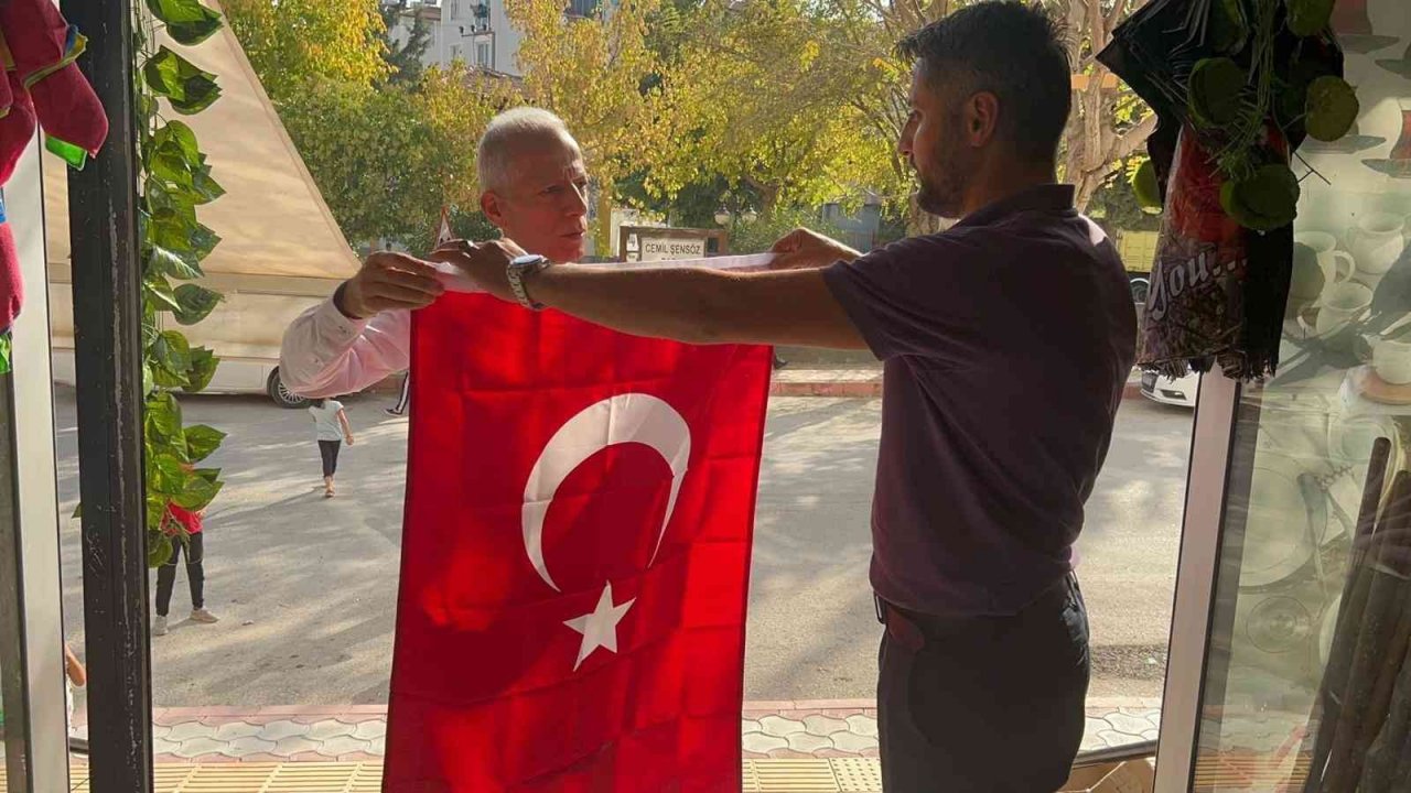 Hatay’da okul müdürü 100 Türk bayrağı dağıttı