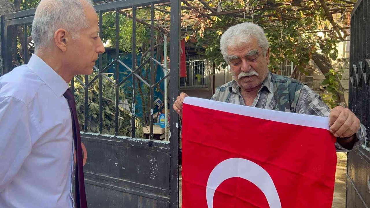 Hatay’da okul müdürü 100 Türk bayrağı dağıttı