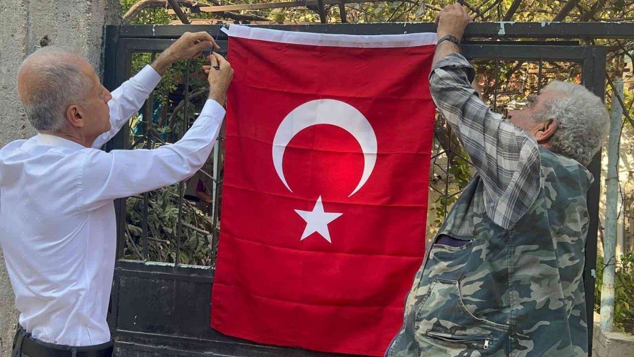 Hatay’da okul müdürü 100 Türk bayrağı dağıttı