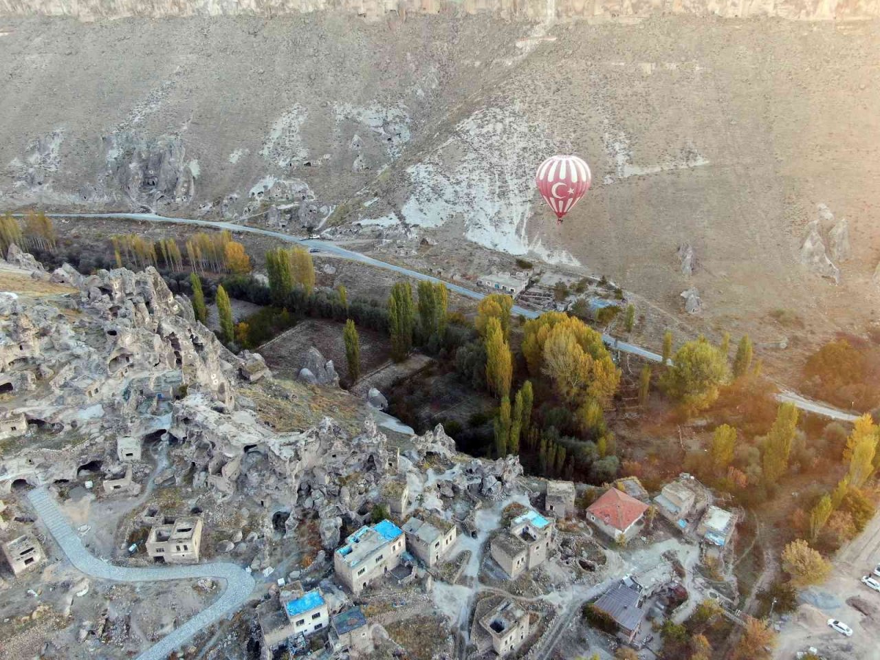 Kayseri’den Türk bayraklı sıcak hava balonları havalandı