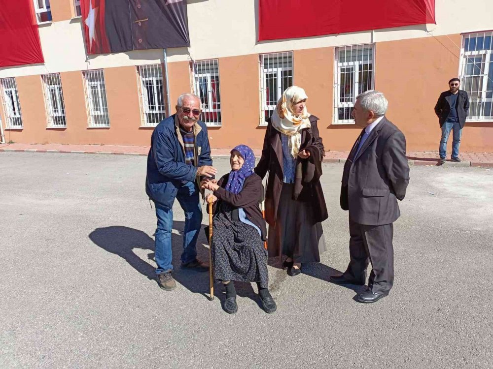 Konya haber! Hüyüklü 99 yaşındaki Zeynep ninenin şiirleri güne damga vurdu