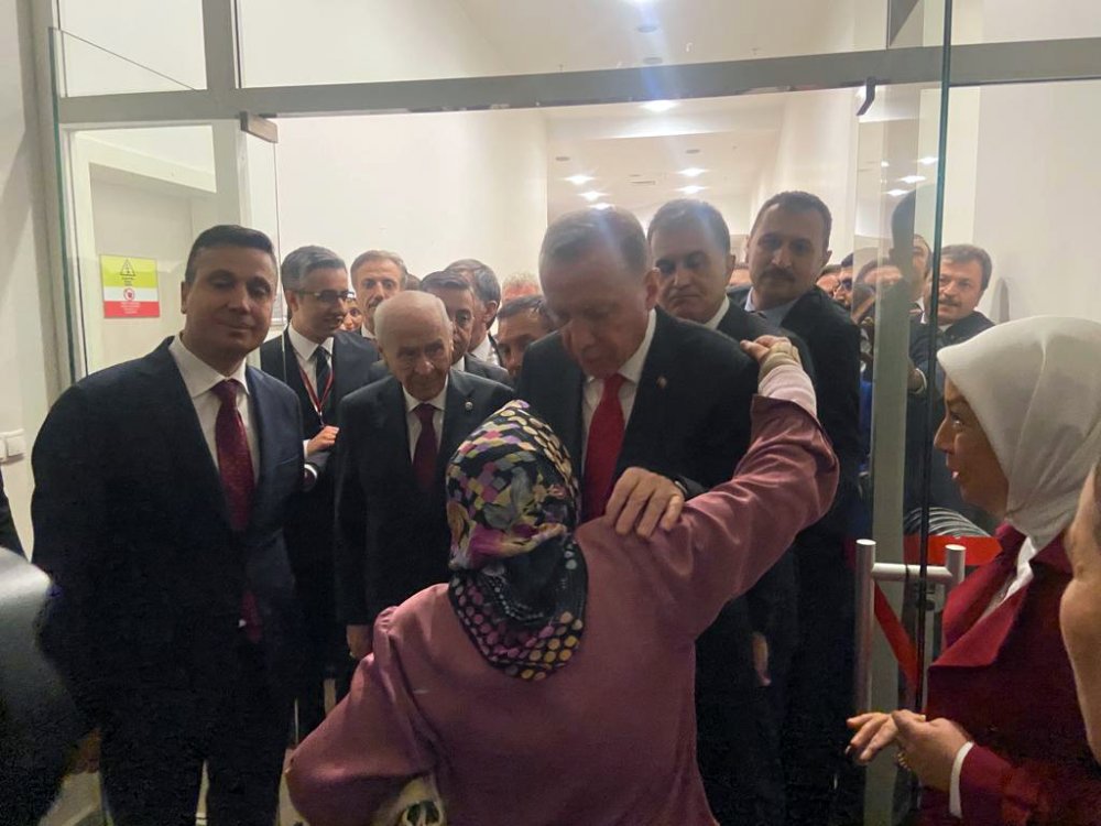 Malatyalı Fatma teyzenin Cumhurbaşkanı Erdoğan ile görüşme hayali gerçek oldu! Bahçeli ise elini öptü