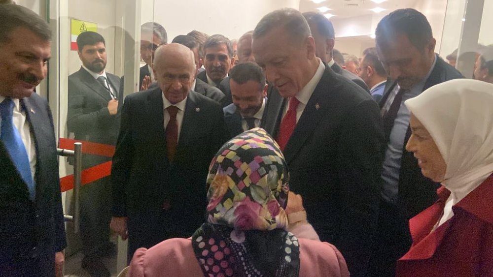 Malatyalı Fatma teyzenin Cumhurbaşkanı Erdoğan ile görüşme hayali gerçek oldu! Bahçeli ise elini öptü