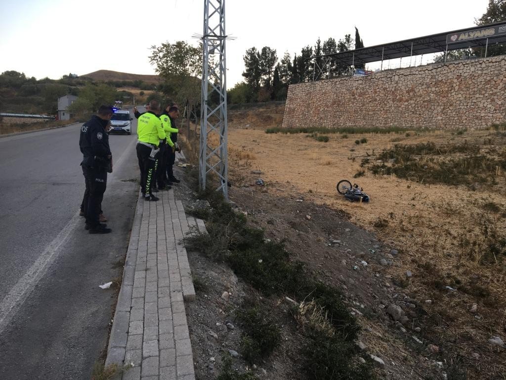 Motosiklet şarampole uçtu: 1’i ağır 2 yaralı