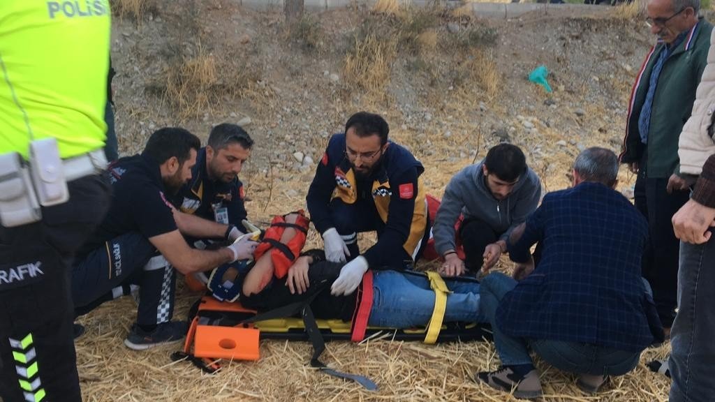Motosiklet şarampole uçtu: 1’i ağır 2 yaralı