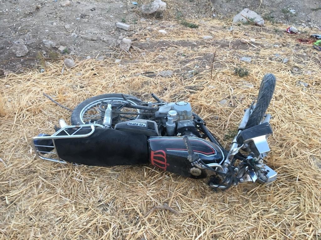 Motosiklet şarampole uçtu: 1’i ağır 2 yaralı