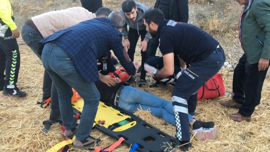 Motosiklet şarampole uçtu: 1’i ağır 2 yaralı