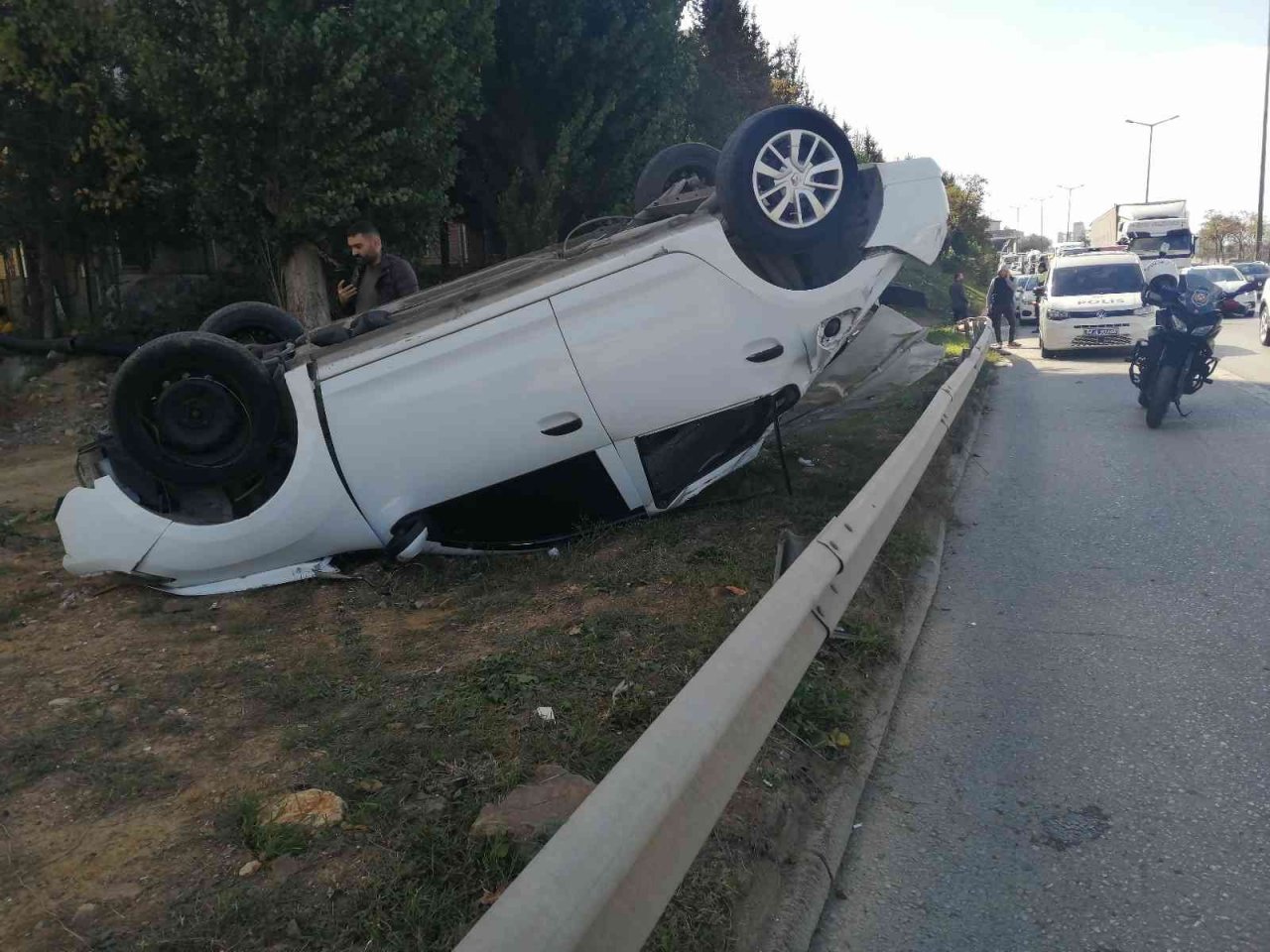 Sancaktepe’de yoldan çıkan otomobil takla attı: 1 yaralı