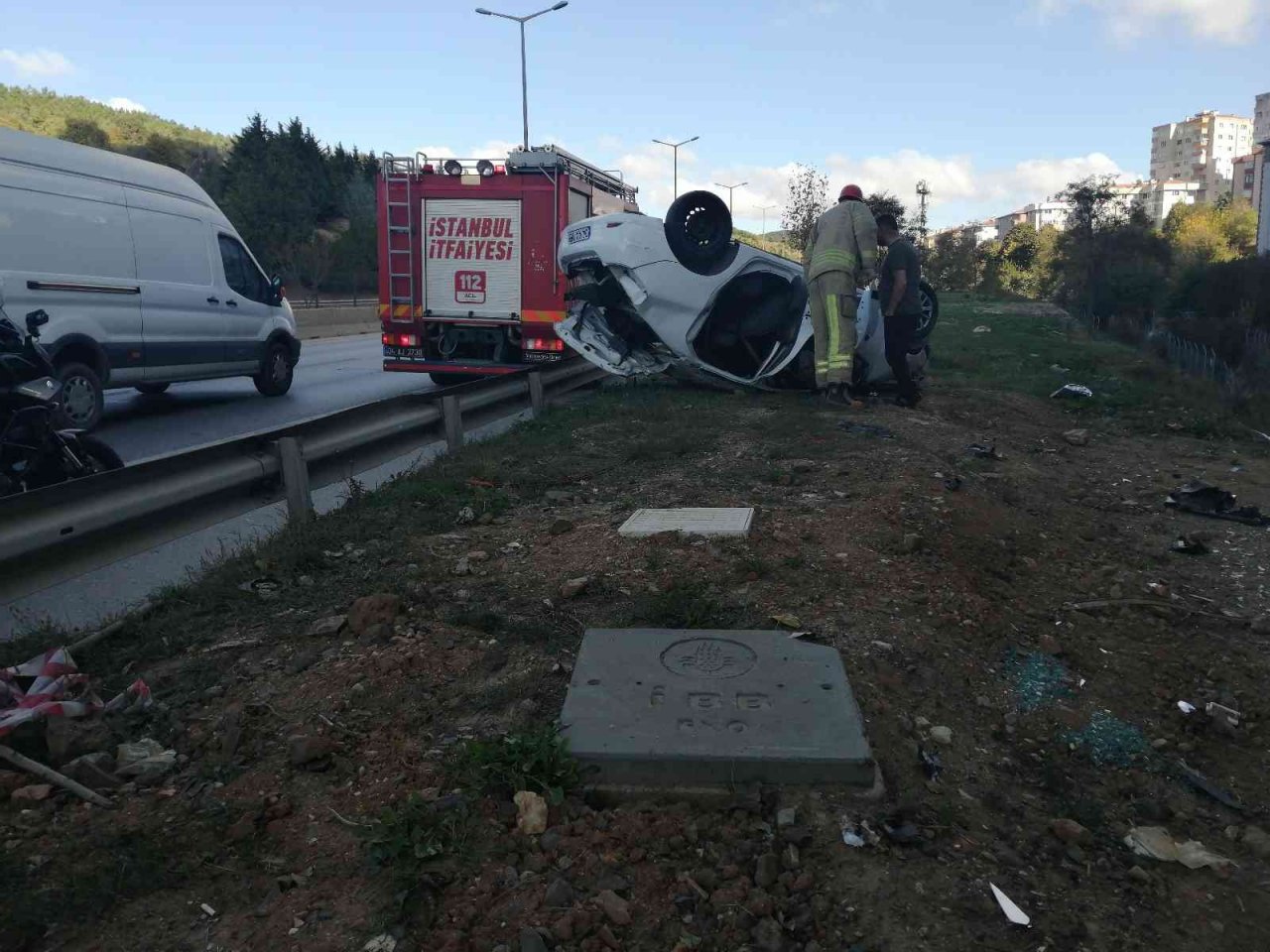 Sancaktepe’de yoldan çıkan otomobil takla attı: 1 yaralı