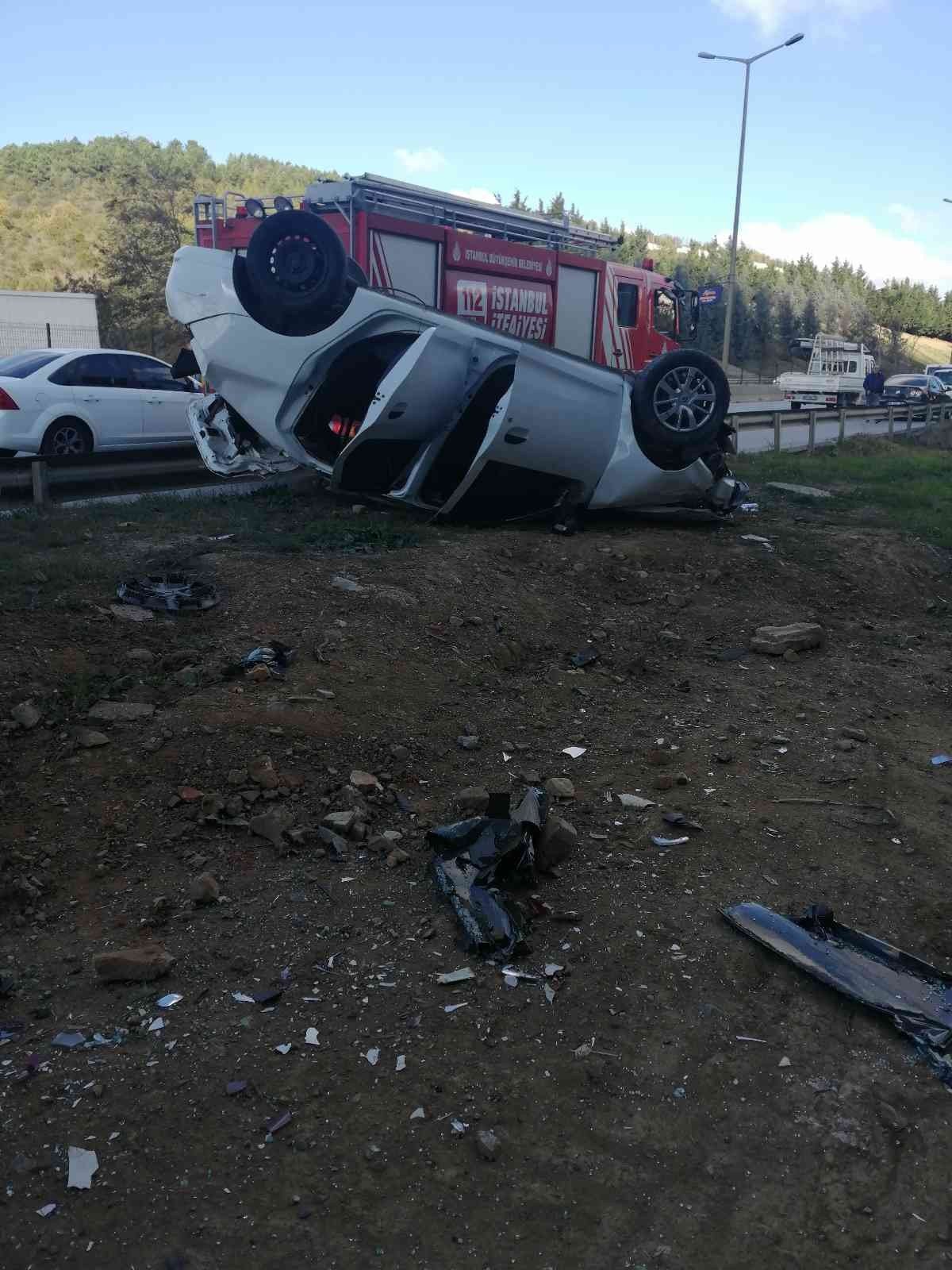 Sancaktepe’de yoldan çıkan otomobil takla attı: 1 yaralı