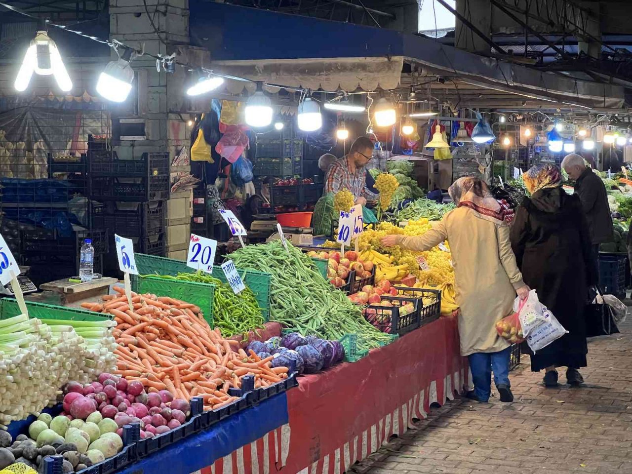 Kışlık meyveler pazara inmeye başladı