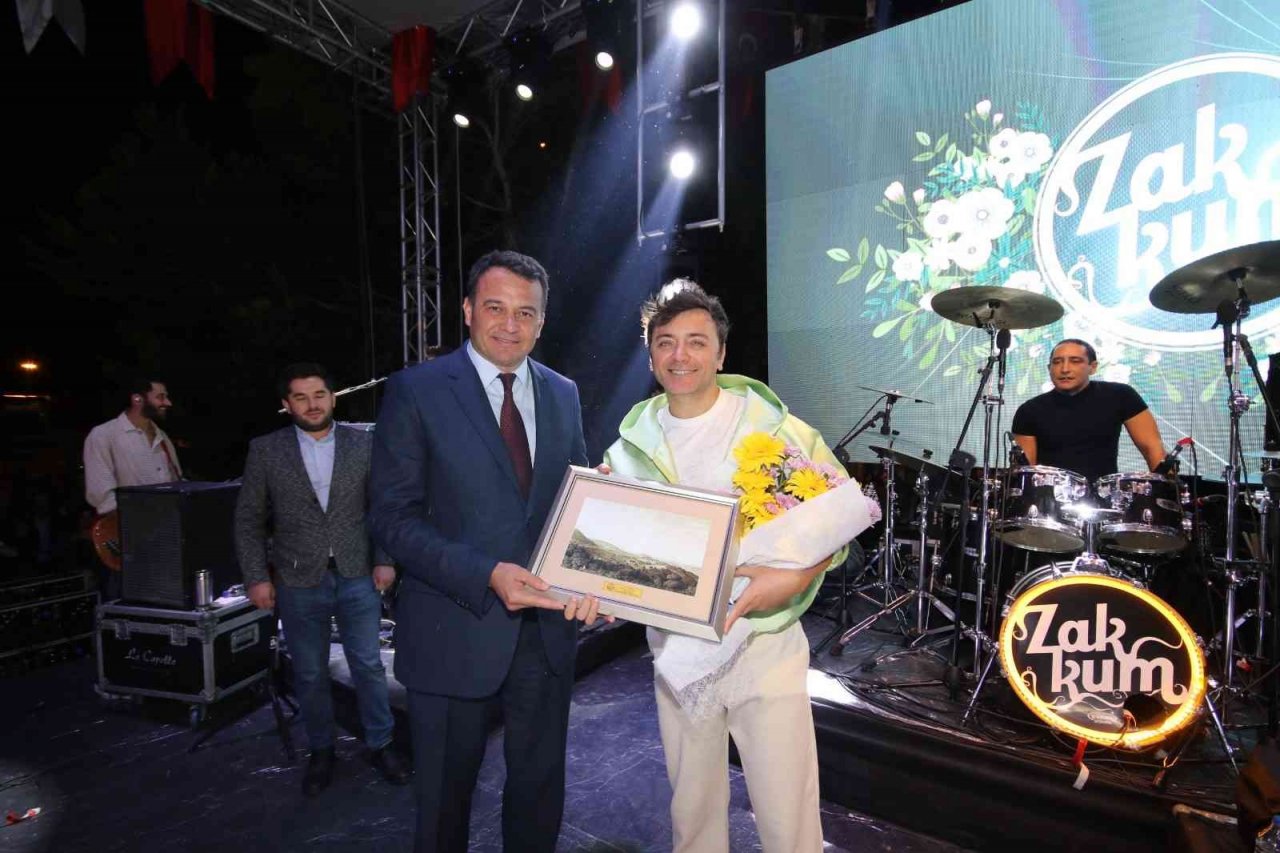 Kaş’ta Cumhuriyet Bayramı nedeniyle fener alayı ve konser düzenlendi