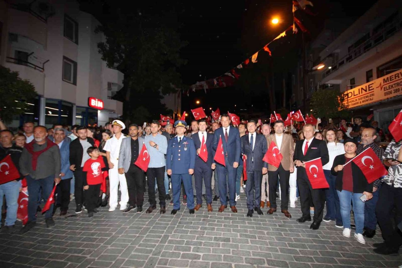 Kaş’ta Cumhuriyet Bayramı nedeniyle fener alayı ve konser düzenlendi