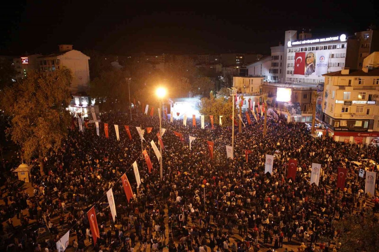 Cumhuriyet coşkusu meydanlara sığmadı