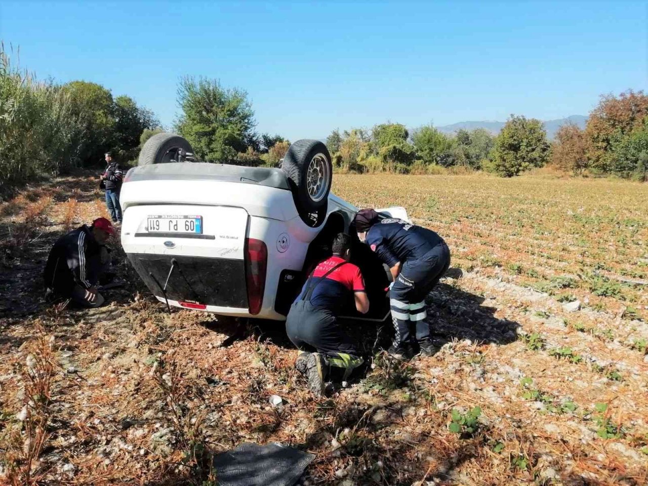 Takla atan otomobil tarlaya uçtu: 2 yaralı