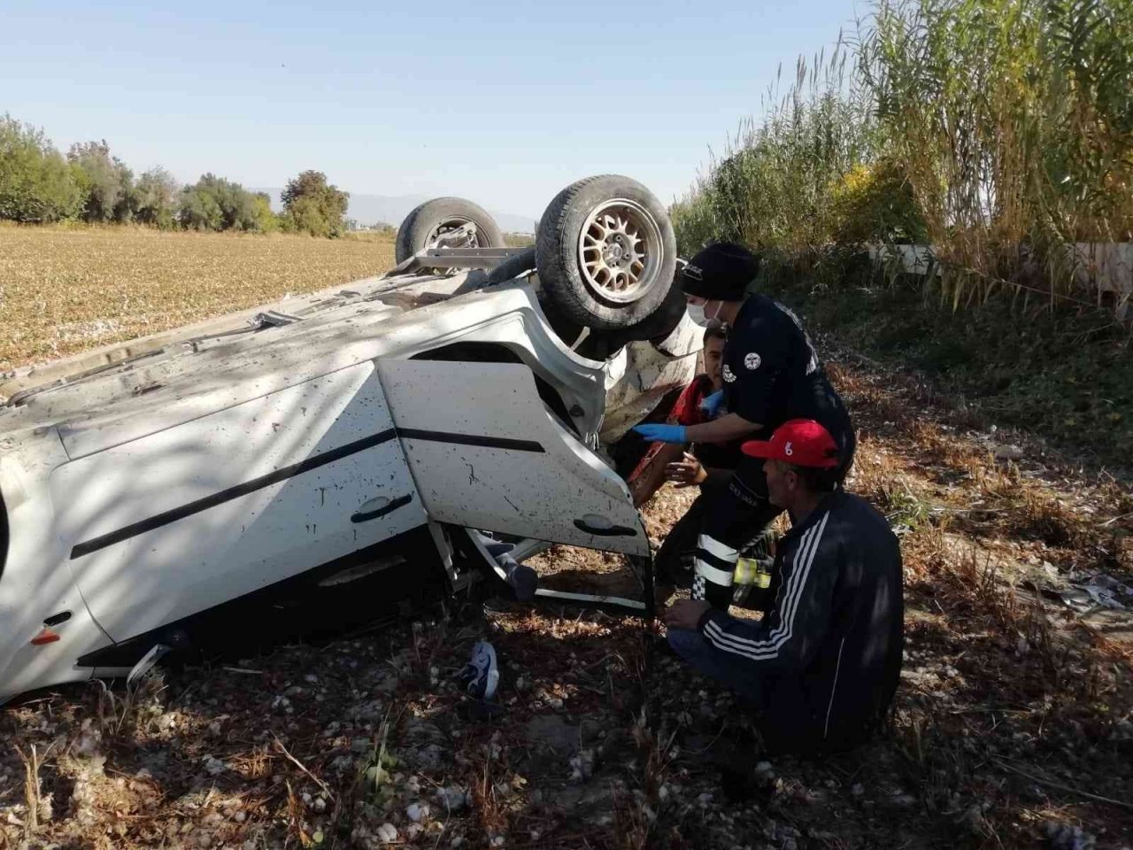 Takla atan otomobil tarlaya uçtu: 2 yaralı