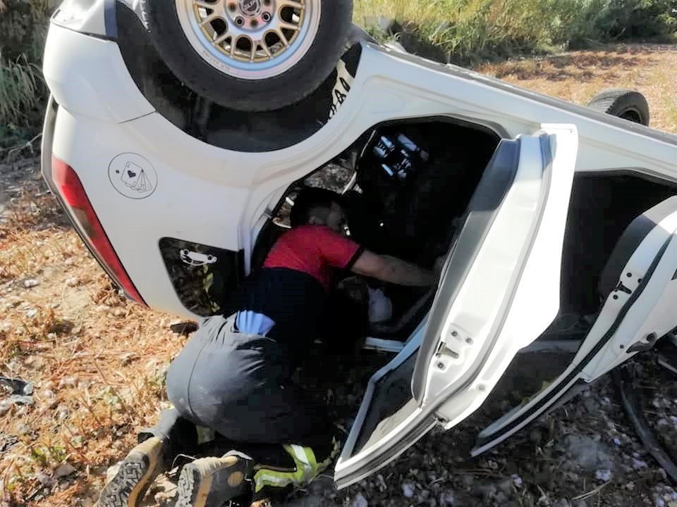 Takla atan otomobil tarlaya uçtu: 2 yaralı