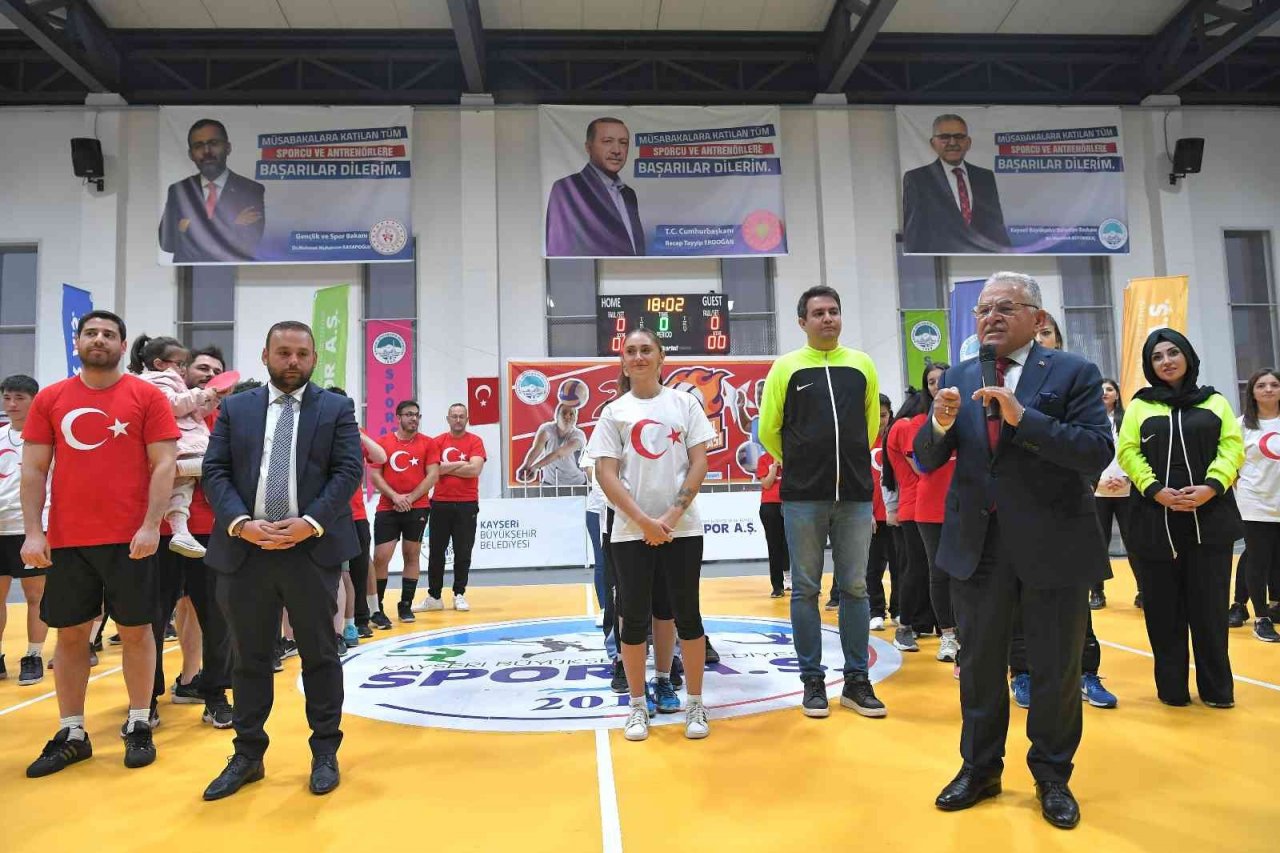 Büyükkılıç, sporcuların cumhuriyet coşkusuna ortak oldu