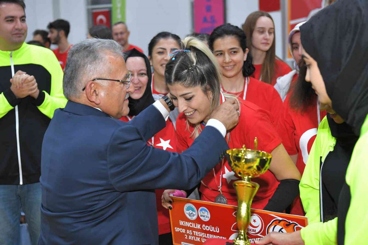 Büyükkılıç, sporcuların cumhuriyet coşkusuna ortak oldu