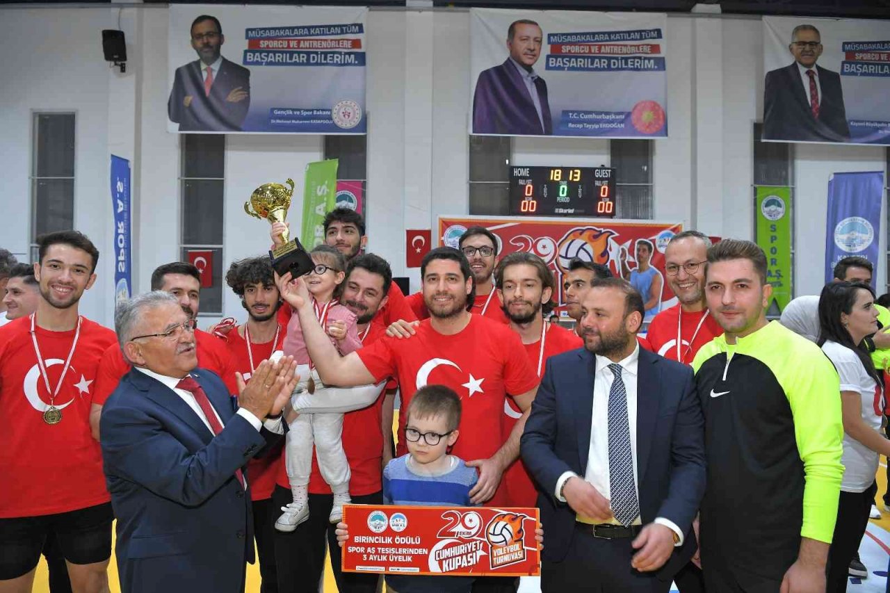 Büyükkılıç, sporcuların cumhuriyet coşkusuna ortak oldu