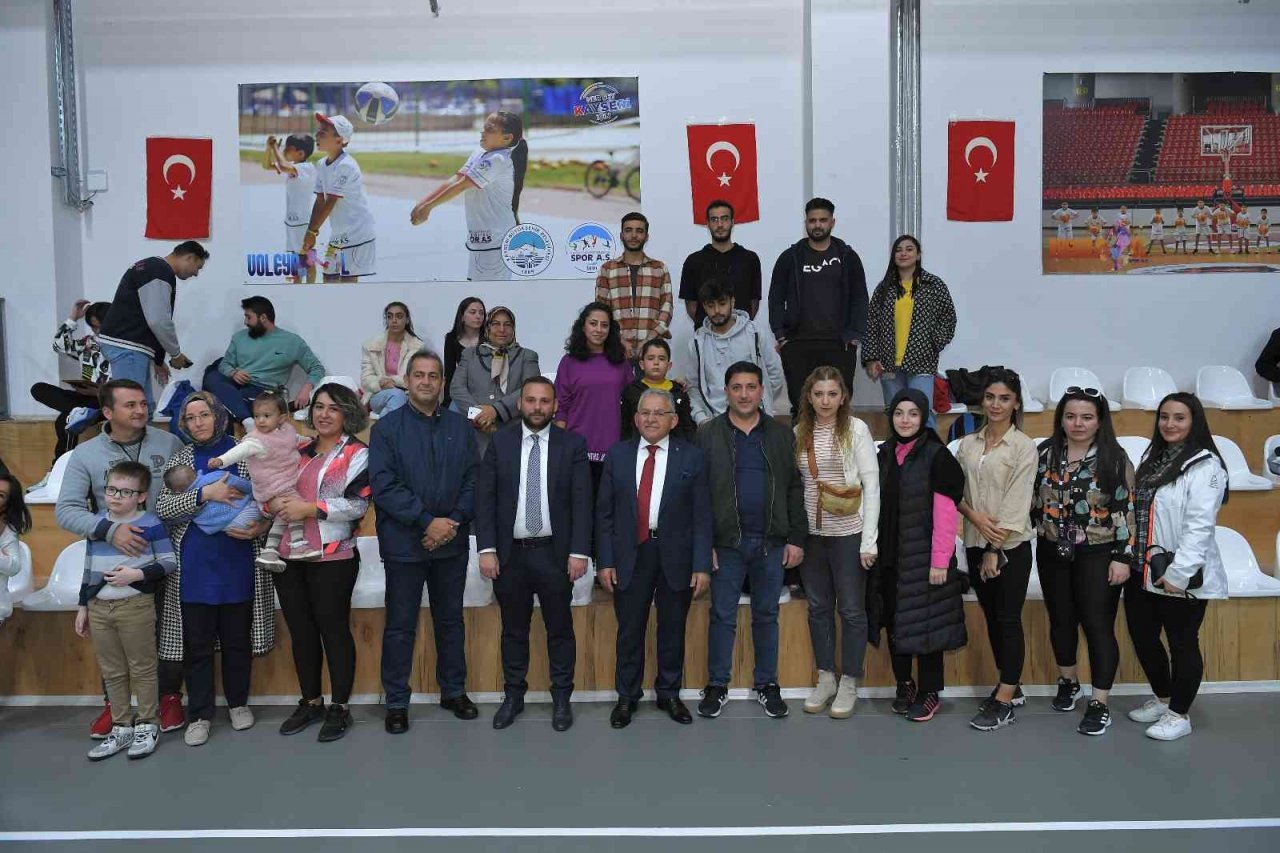 Büyükkılıç, sporcuların cumhuriyet coşkusuna ortak oldu