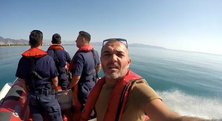 Zıpkınla avlanırken bulduğu küp Sahil G"üvenlik ekipleri gözetiminde çıkartıldı