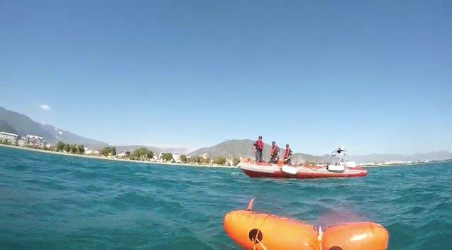 Zıpkınla avlanırken bulduğu küp Sahil G"üvenlik ekipleri gözetiminde çıkartıldı