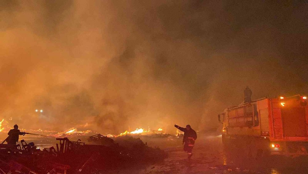 Palet fabrikasındaki dev yangın saatler sonra kontrol altına alındı