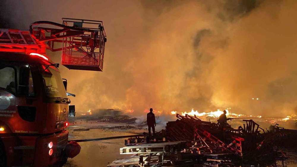 Palet fabrikasındaki dev yangın saatler sonra kontrol altına alındı