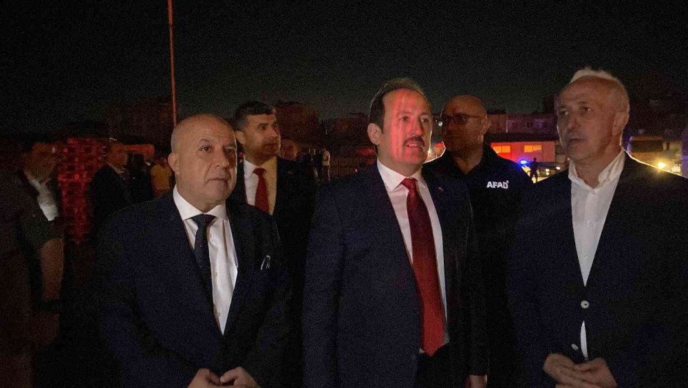 Palet fabrikasındaki dev yangın saatler sonra kontrol altına alındı