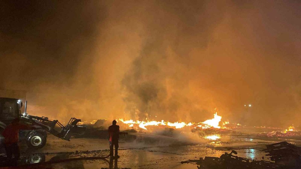 Palet fabrikasındaki dev yangın saatler sonra kontrol altına alındı