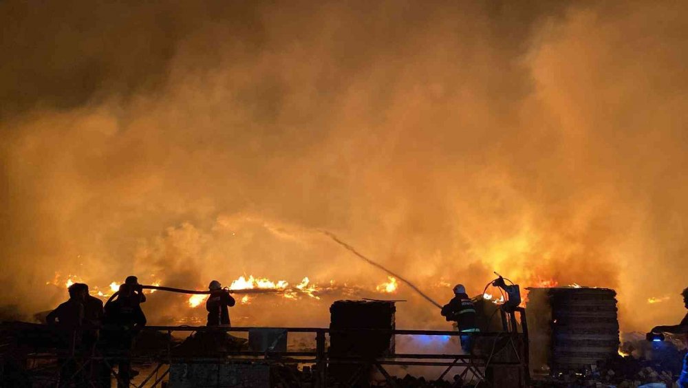 Palet fabrikasındaki dev yangın saatler sonra kontrol altına alındı