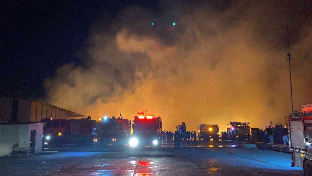 Palet fabrikasındaki dev yangın saatler sonra kontrol altına alındı