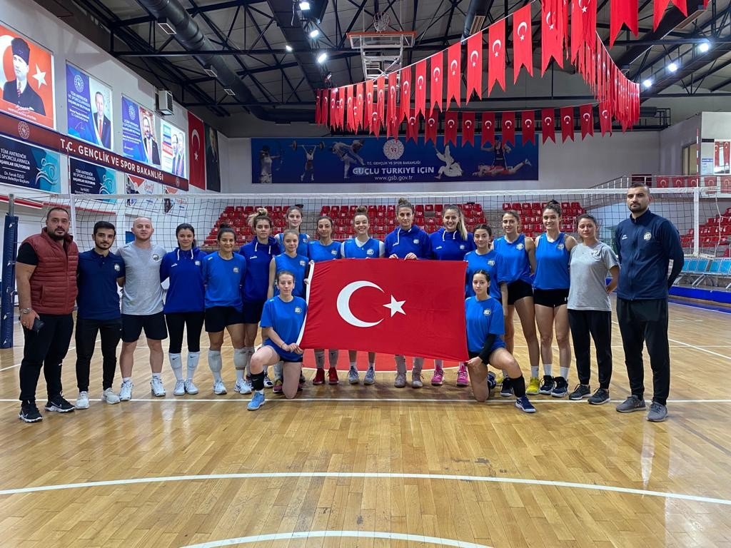 “Bizim Kızlar” Cumhuriyet Bayramı’nı sahada kutladı