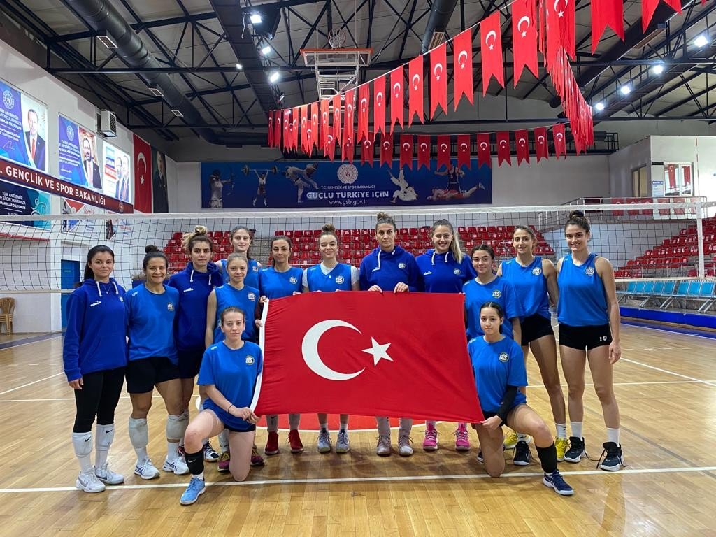 “Bizim Kızlar” Cumhuriyet Bayramı’nı sahada kutladı