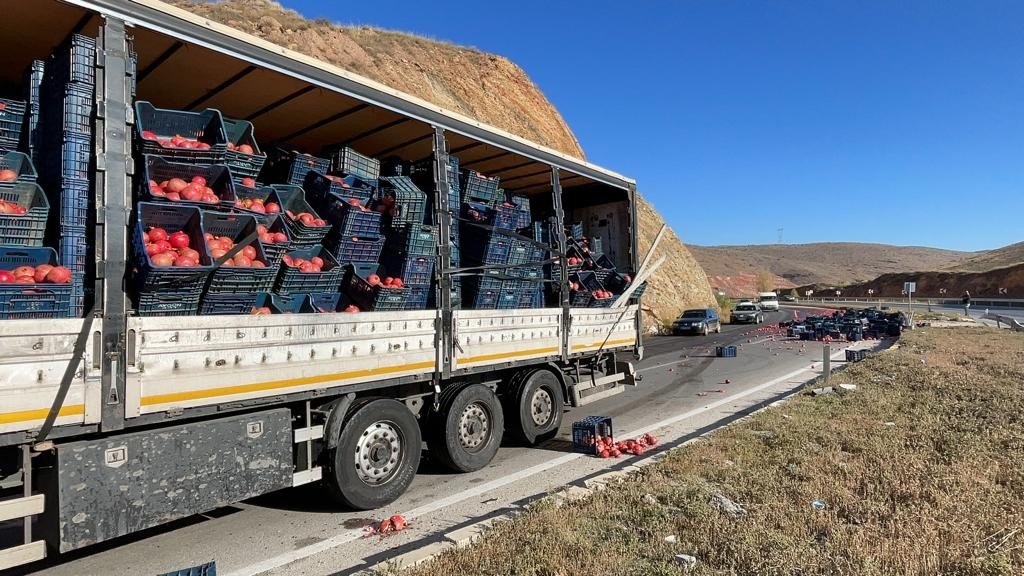 Nar yüklü kamyon devrildi, tonlarca nar ziyan oldu