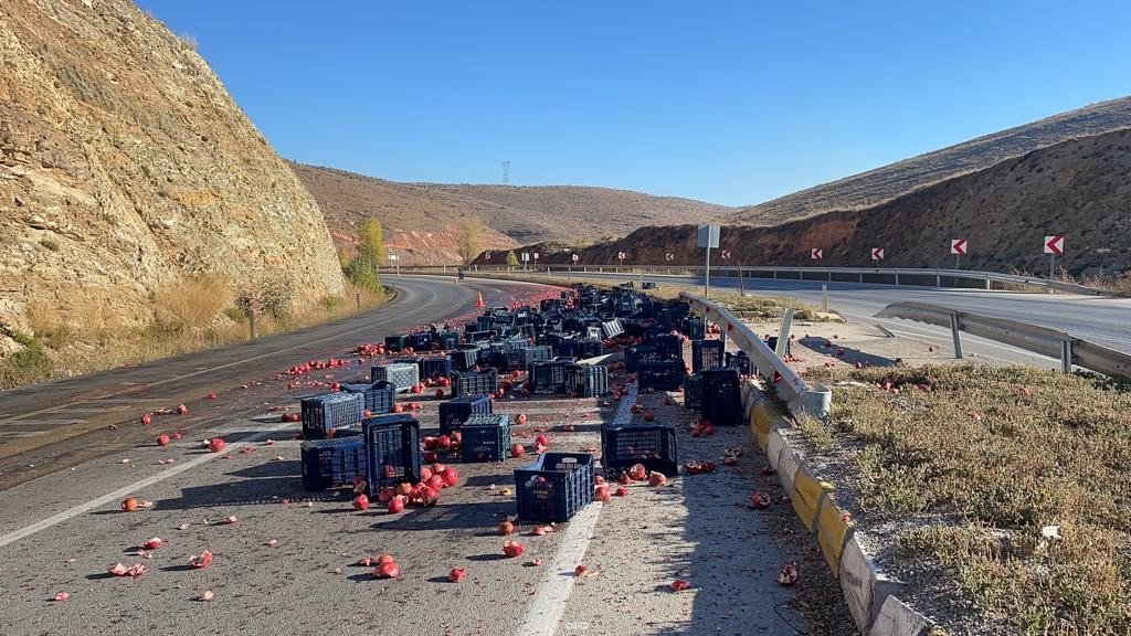 Nar yüklü kamyon devrildi, tonlarca nar ziyan oldu