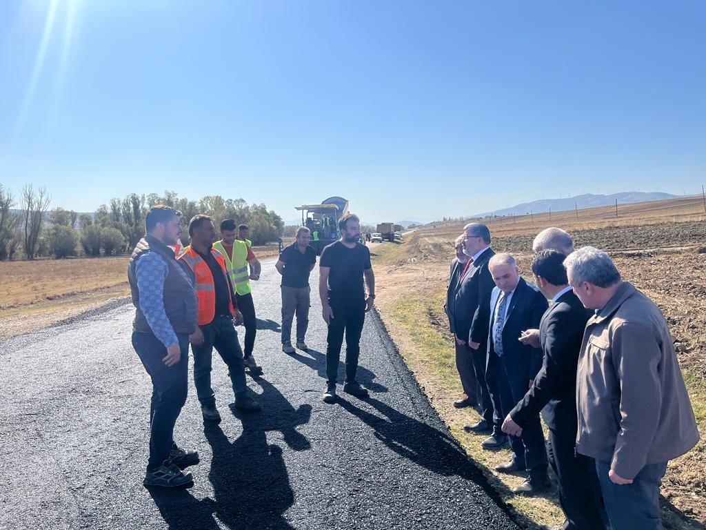 Dombay Ovası’nda asfalt serim çalışmaları devam ediyor