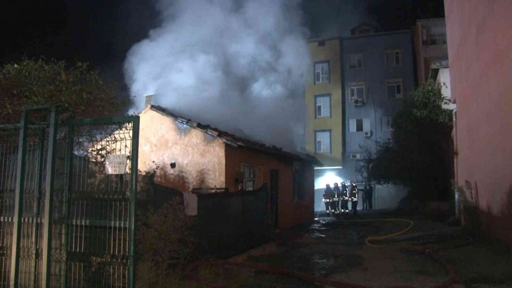 Arnavutköy’de korkutan yangın! Alevler geceyi aydınlattı, panik anları kamerada