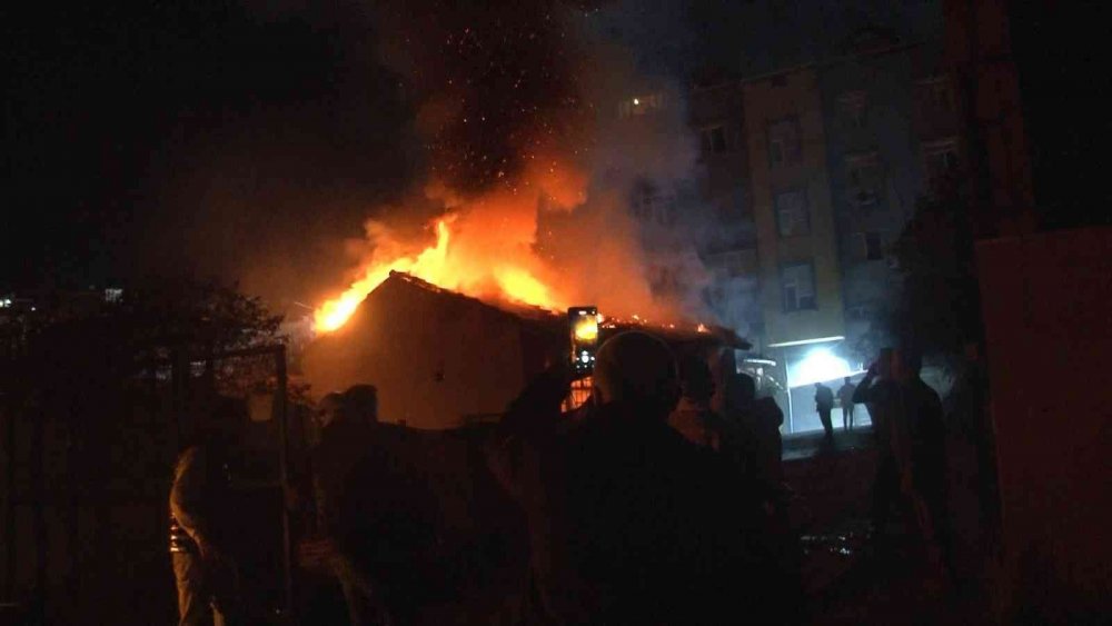 Arnavutköy’de korkutan yangın! Alevler geceyi aydınlattı, panik anları kamerada