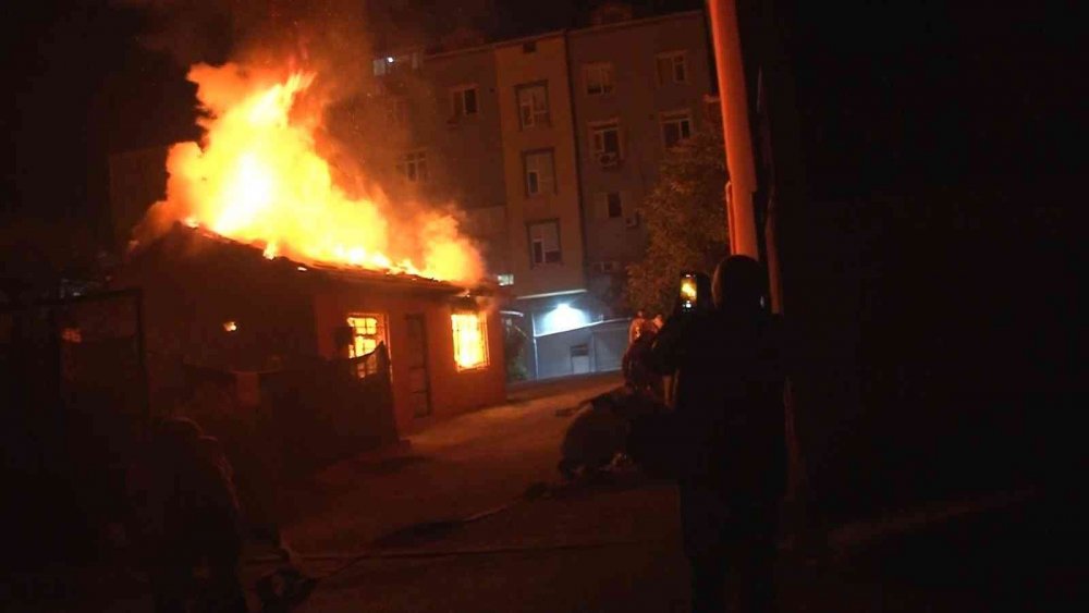 Arnavutköy’de korkutan yangın! Alevler geceyi aydınlattı, panik anları kamerada