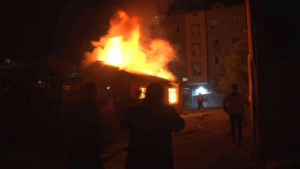 Arnavutköy’de korkutan yangın! Alevler geceyi aydınlattı, panik anları kamerada