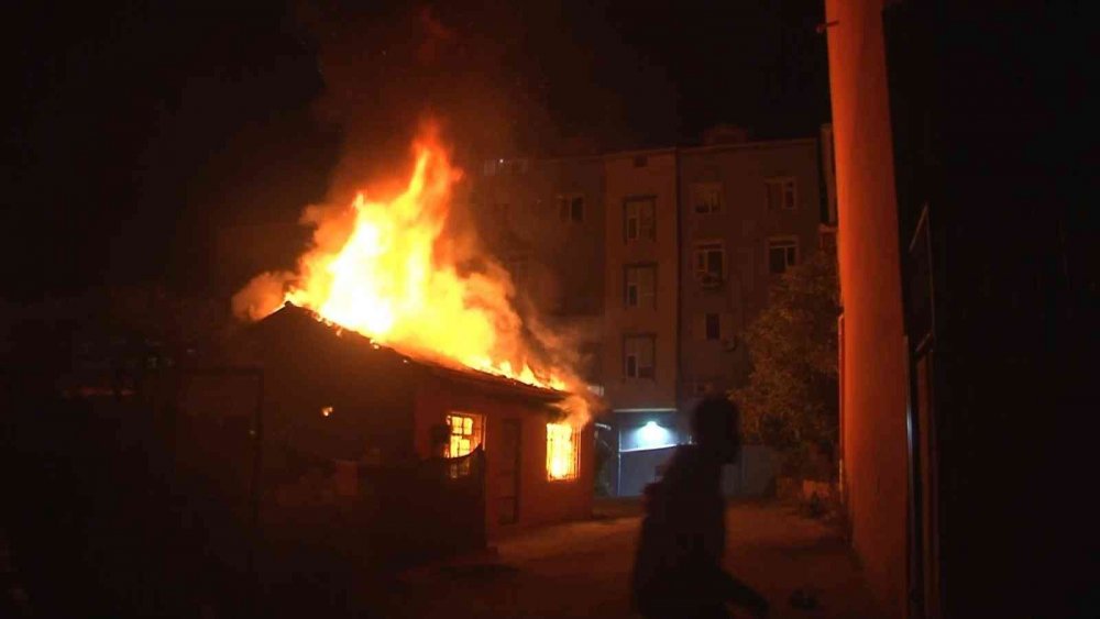 Arnavutköy’de korkutan yangın! Alevler geceyi aydınlattı, panik anları kamerada