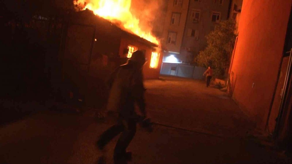 Arnavutköy’de korkutan yangın! Alevler geceyi aydınlattı, panik anları kamerada