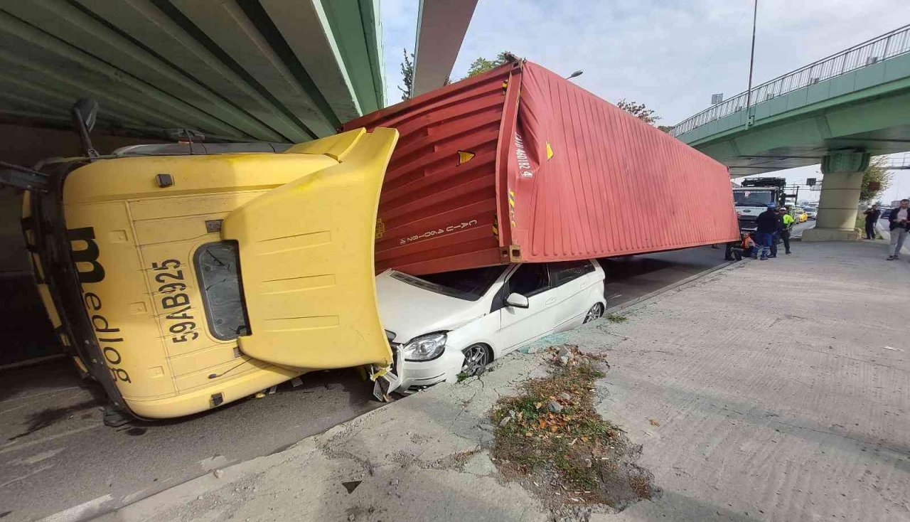 Bakırköy’de köprüye çarpan tır otomobilin üstüne devrildi: 1 yaralı