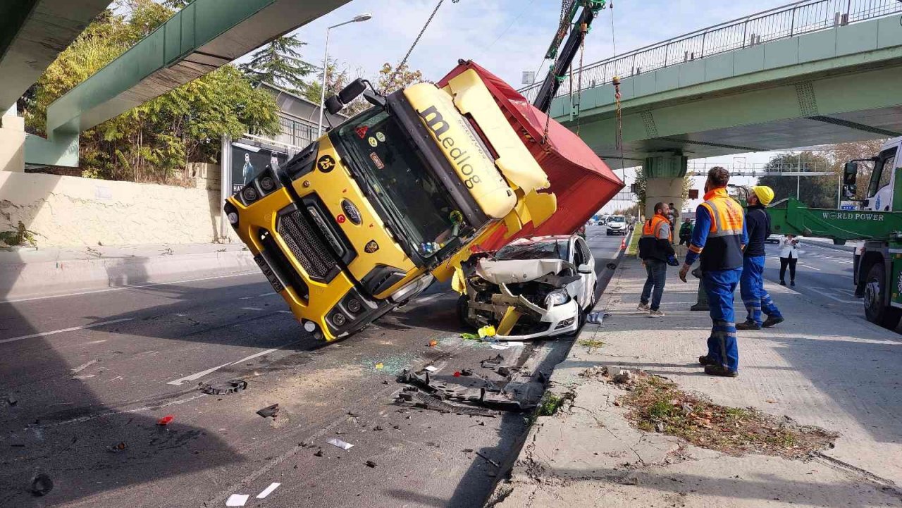 Bakırköy’de köprüye çarpan tır otomobilin üstüne devrildi: 1 yaralı