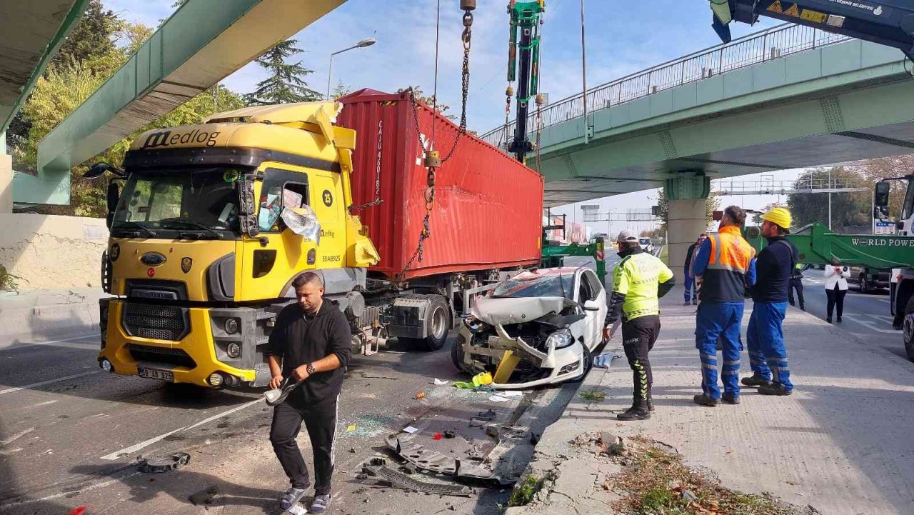 Bakırköy’de köprüye çarpan tır otomobilin üstüne devrildi: 1 yaralı