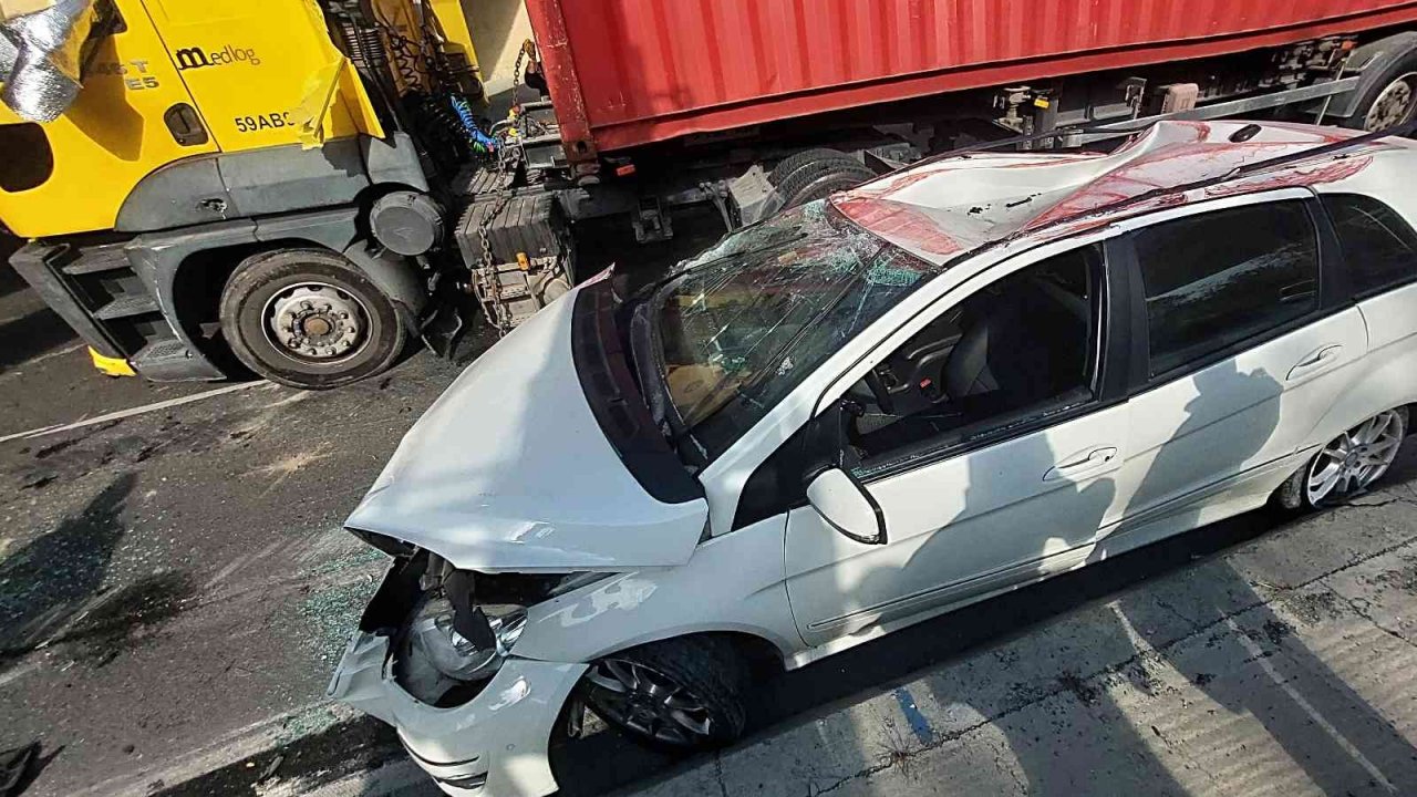 Bakırköy’de köprüye çarpan tır otomobilin üstüne devrildi: 1 yaralı